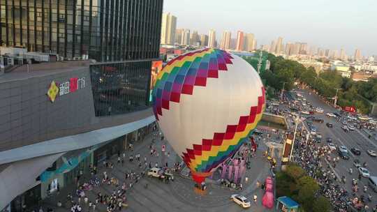 热气球在城市里