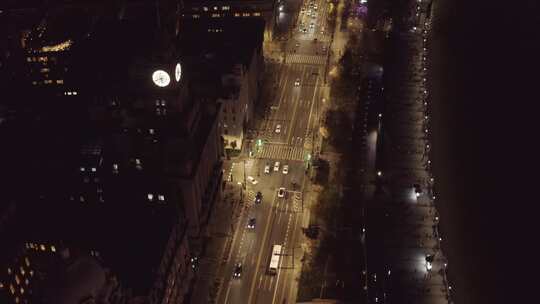 中国上海夜间繁忙道路上行驶的车辆鸟瞰图。
