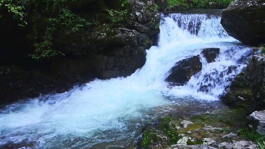 高山泉水溪水流水瀑布