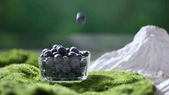 玻璃碗中掉落的新鲜蓝莓升格慢镜头