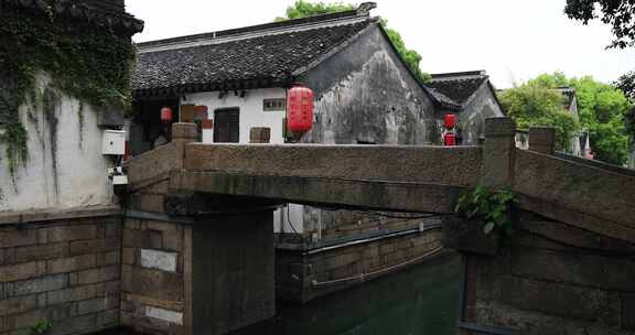 春天雨天苏州平江路唯美景观 清晨水乡老街