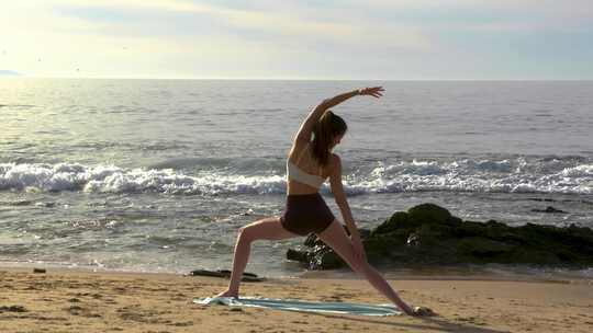 海滩瑜伽 美女瑜伽锻炼视频素材模板下载