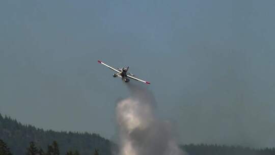 森林消防飞机高空投撒灭火材料视频素材模板下载