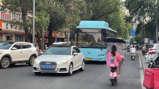 城镇街道电动车公交车