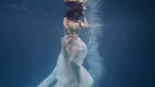 水下摄影：人物在阳光照射下的潜水瞬间