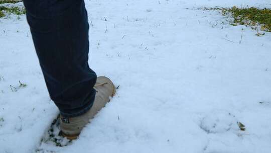 雪地上行走的人的脚印视频素材模板下载