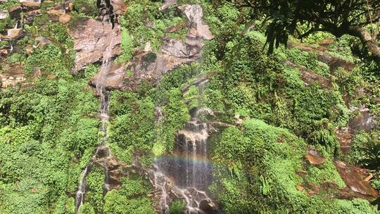 航拍落基山脉上的瀑布彩虹视频素材模板下载