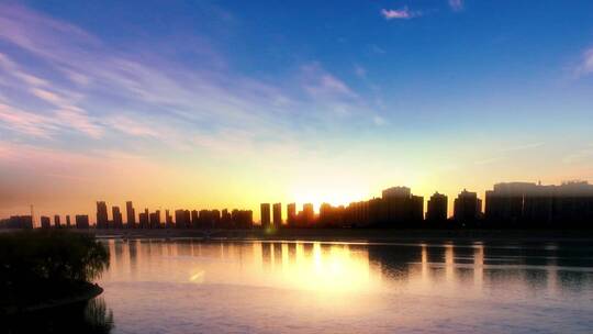 城市天际线剪影湖滨城市日出日落黄昏清晨