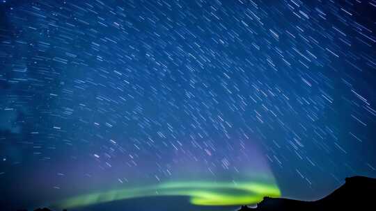 夜空下山脉极光星轨景象