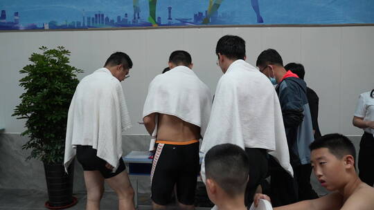 游泳运动员裹着毛巾在登记处