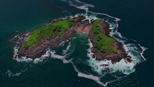 瓜纳卡斯特哥斯达黎加海岸外的小岛，用绿色调点缀着这个地方高清在线视频素材下载