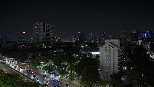 曼谷的夜景，灯火通明的建筑和繁忙的街道