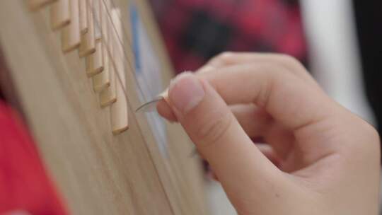 小学生手持琵琶校园演奏素材