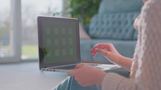 女人在绿幕平板键盘上打字的特写