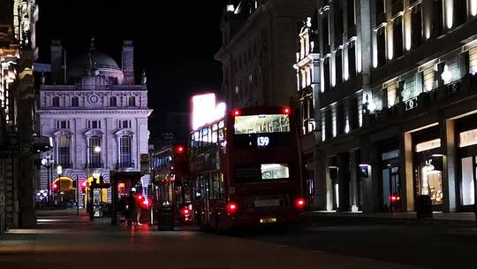 夜晚伦敦街道上的双层巴士