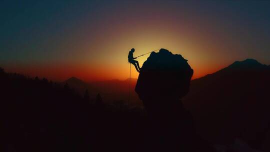 日落时的登山者剪影