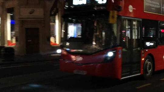 城市街头行驶的红色巴士
