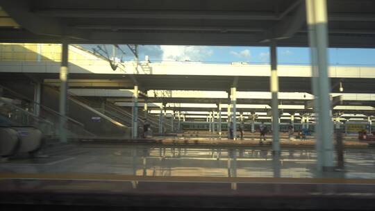 4k 高铁站高铁铁路运输和车厢窗外风景