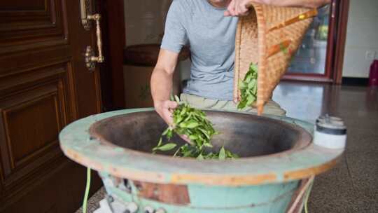 西湖龙井手工制茶炒茶杀青