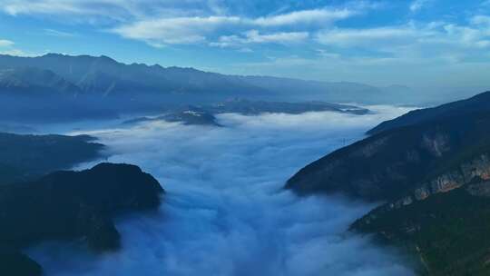 大气航拍巫峡云海红叶