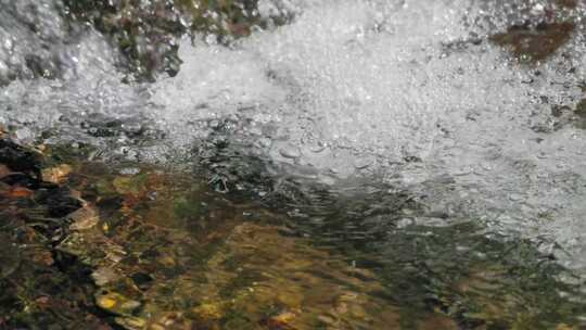 水流湍急的小溪升格水泡特写画面