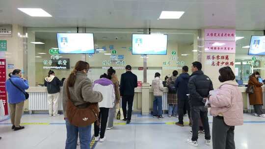 医院门诊患者排队挂号场景