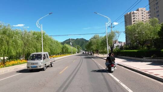 汽车窗外的风景城市黄昏时分