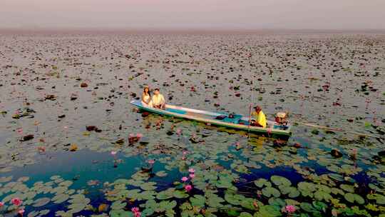 日出时在红莲湖畔的男人和女人泰国农汉乌东他尼湖