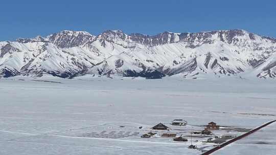 雪山下的雪地村落景观