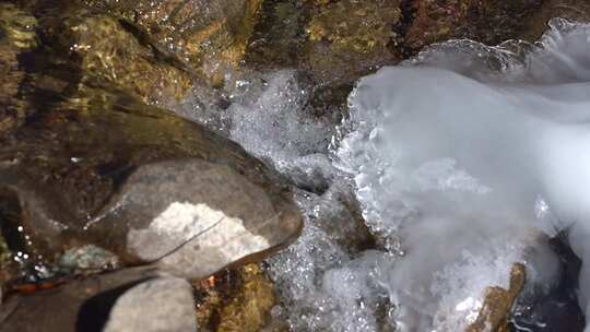 水流冲击岩石特写