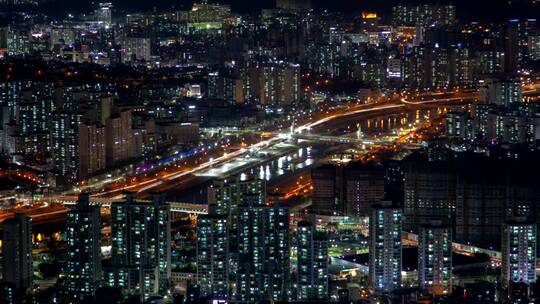 高速公路与城市夜景