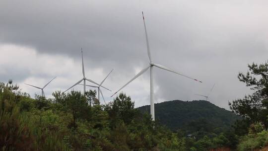 高山自然风光新能源风车发电