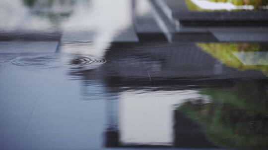 中式合院室外台阶旁的景观池