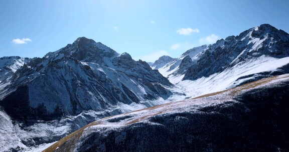 青藏高原 雪山 经幡