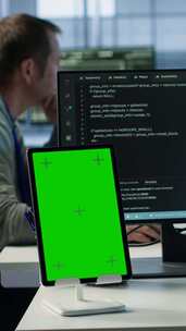 IT支持专家面前的数据中心绿屏表