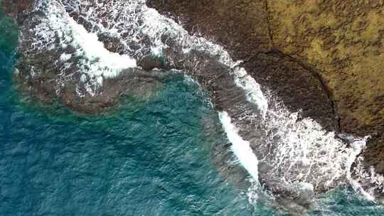 航拍海浪拍打海岸礁石潮汐浪潮海洋海边海水