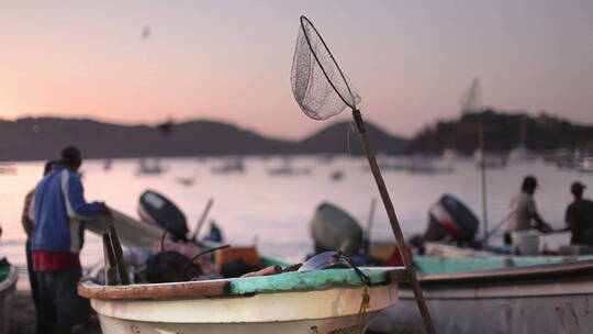 清晨时分的渔民生活