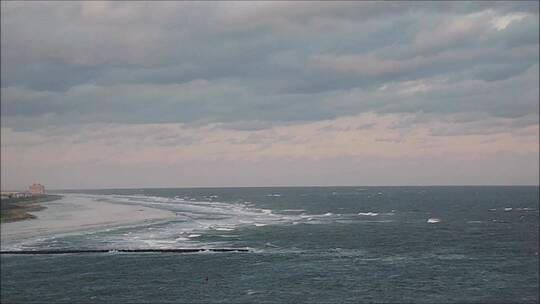 远景拍摄海浪亲吻海岸线视频素材模板下载