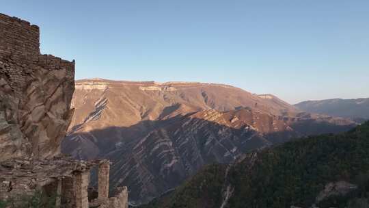 山中鬼城废墟的无人机镜头