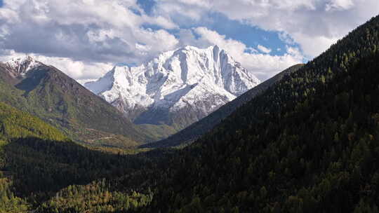 亚拉雪山 航拍 大范围延时