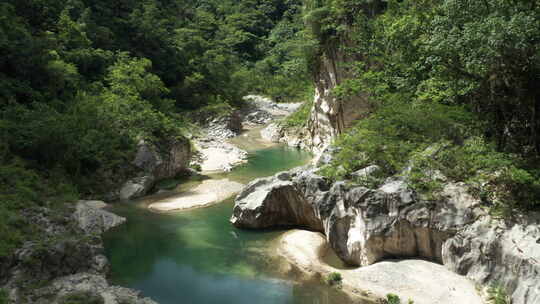 日光明媚的多米，泥早河浅水清水伴岩层形成