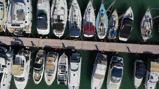 停泊的帆船驶向拉奇港码头的港口，空中俯瞰视频素材模板下载