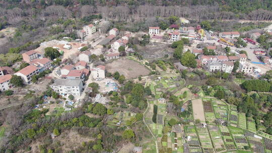 航拍武汉封城 山脚下建筑群 农田 拉