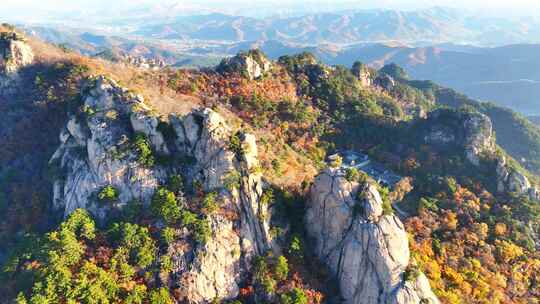 航拍秋天的千山山峰石崖