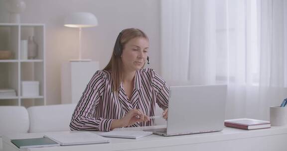 女人在家里用笔记本电脑工作