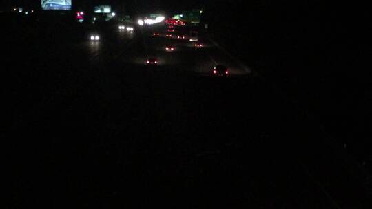 夜间高速公路上的车流