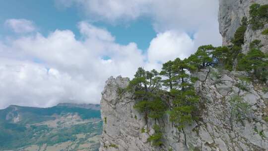 法国阿尔卑斯山格拉尼尔山悬崖、山壁和云的