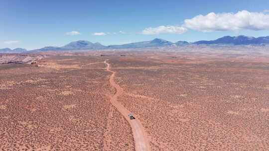 空中旅行露营车在犹他州的沙漠公路上行驶