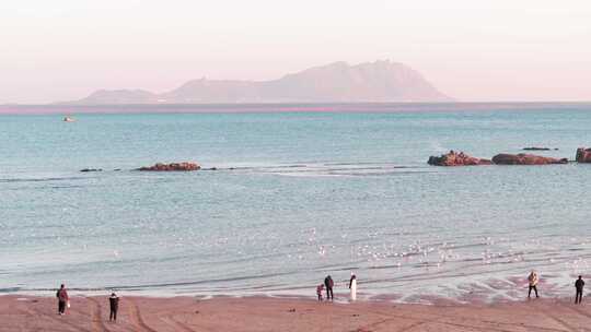 航拍海边沙滩海浪海岛游玩礁石海鸥