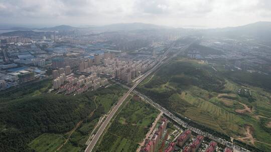 俯瞰威海高区后峰西村的铁路线视频素材模板下载